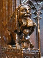 Chesterin katedraalin kuoriosan penkin koristelu, jossa menninkinen oluttuopin kanssa